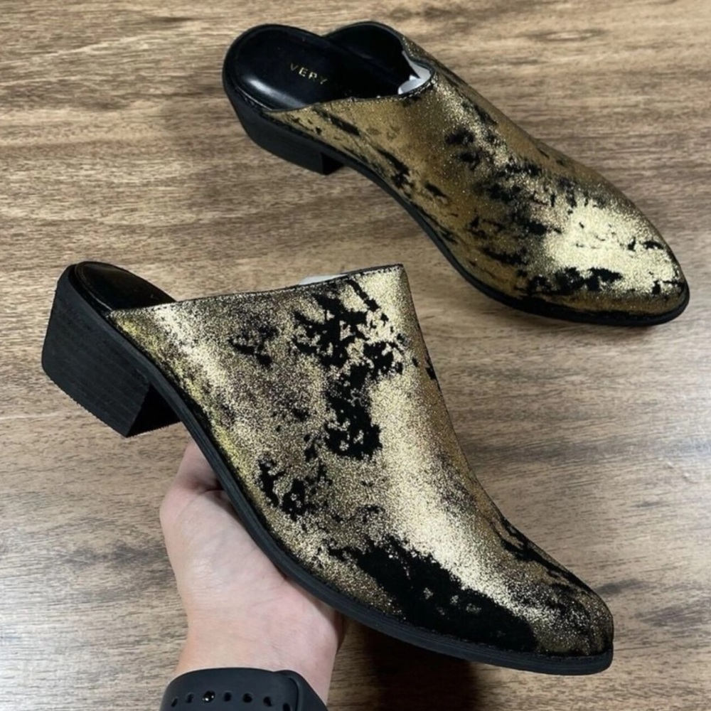 NWOB Very Volatile Women's Moonstruck Mules Booties Gold Black Slip Sz 7